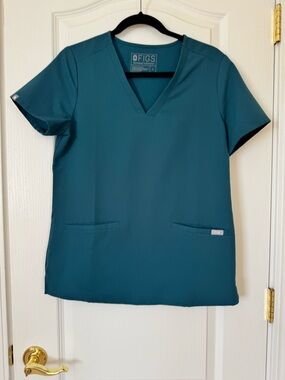 Figs Casma 3 pocket scrub top size Small Color 1596 Caribbean Blue